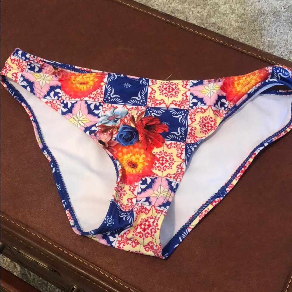 Patterned bathing suit bottoms
